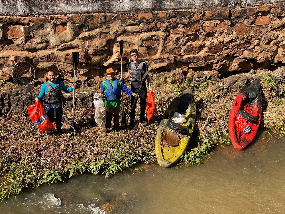O servidor Gesmar Júnior, representantes da Estação Reciclar e da AMMAI desceram o córrego Trindade de caiaque coletando resíduos 